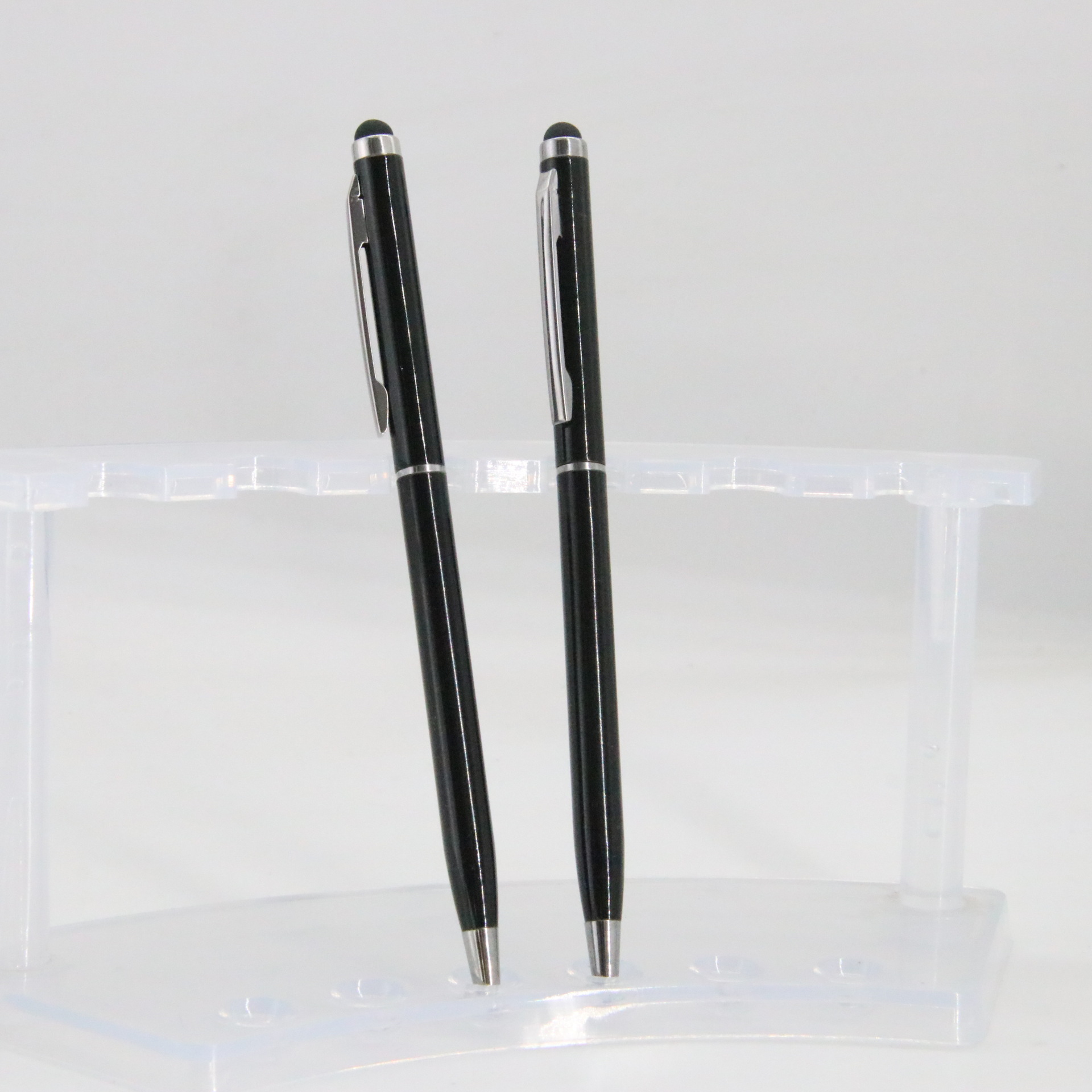 Bolígrafos metálicos giratorios con punta táctil y logotipos láser. Fabricantes de artículos de oficina y escolares venden bolígrafos al por mayor.