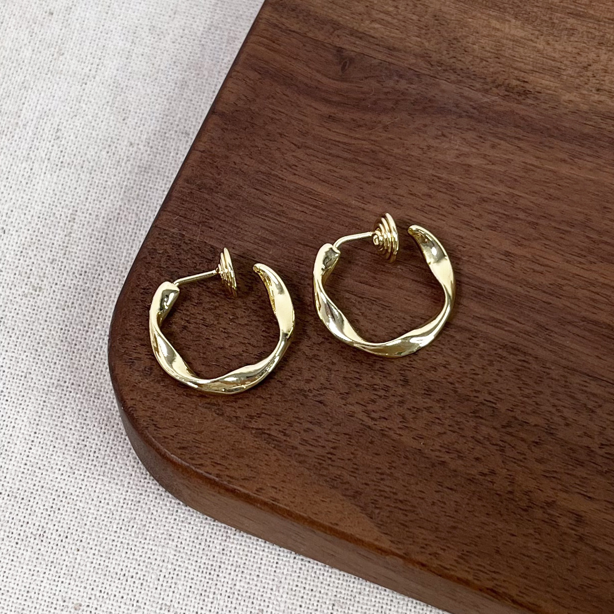 34# gold twist ring ear clip (this model has no ear pads