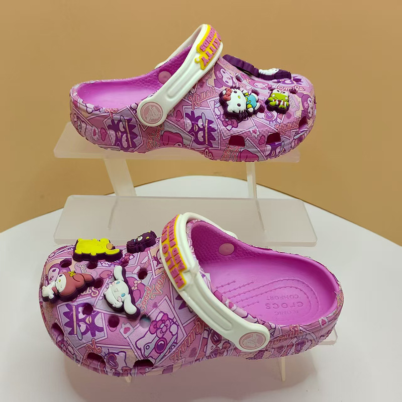 Croos Co-branding Cartoon Steely Auto Kids Hole Zapatos de verano para niños y niñas con zapatillas frías antideslizantes