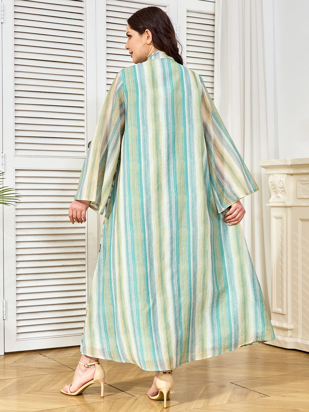 Elegante abaya araba con ricami e paillettes da donna_voghion.com