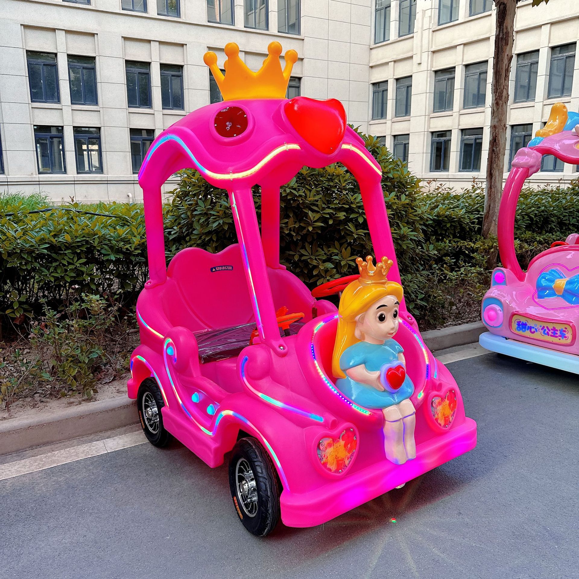 Indoor de alta gama coche de juguete eléctrico para niños cuadrado iluminante coche de atracciones de fibra de vidrio gran rueda coche de atracciones