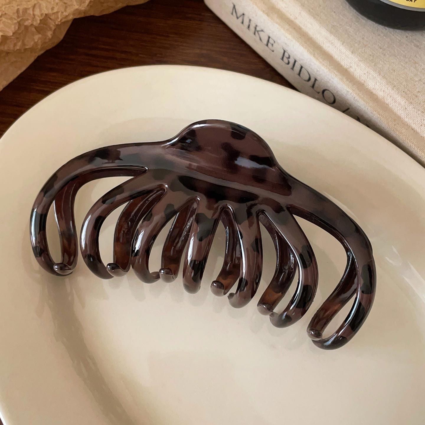 Dark coffee leopard print big octopus