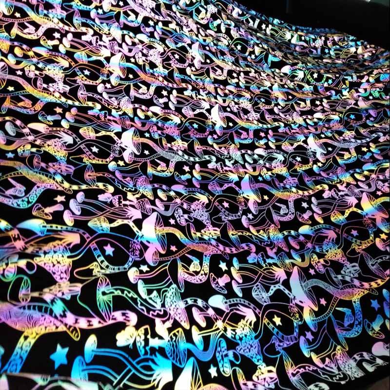 厂家蘑菇图案炫彩印花耐刮反光服装面料耐水洗四面弹力七彩反光布