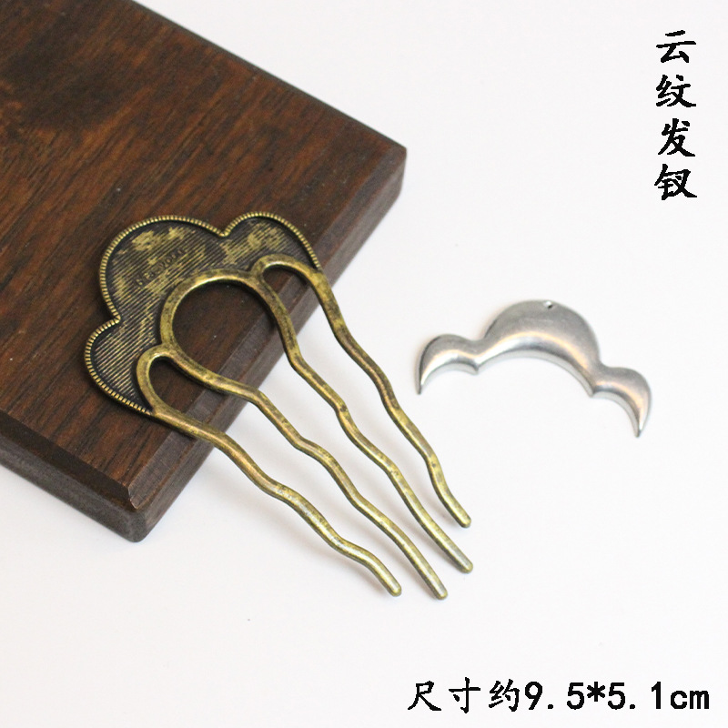 Ancient bronze moiré hairpin (base + single-sided lid)
