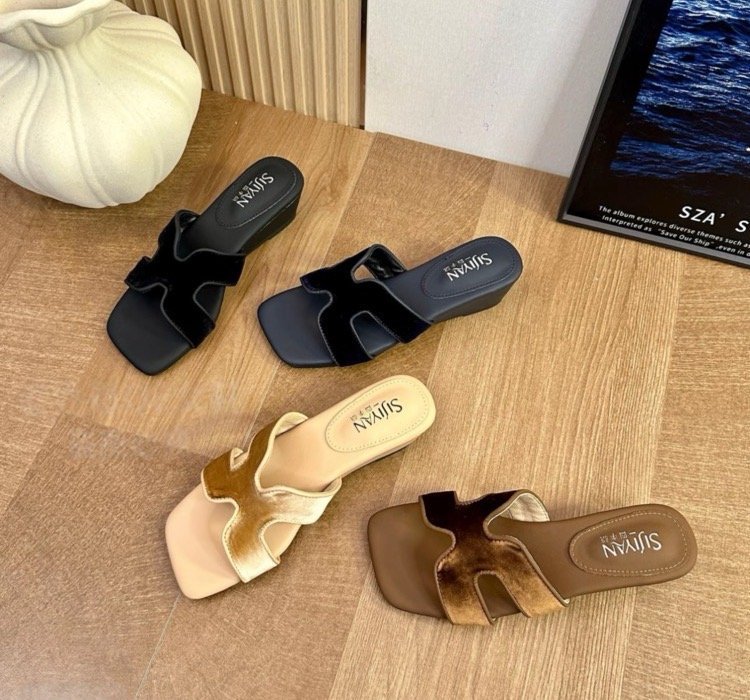 Women's Summer 2026 New Fashion High-end Flat Comfortable Sandals With Chunky Heels For Casual Beach Wear_vogvips.com