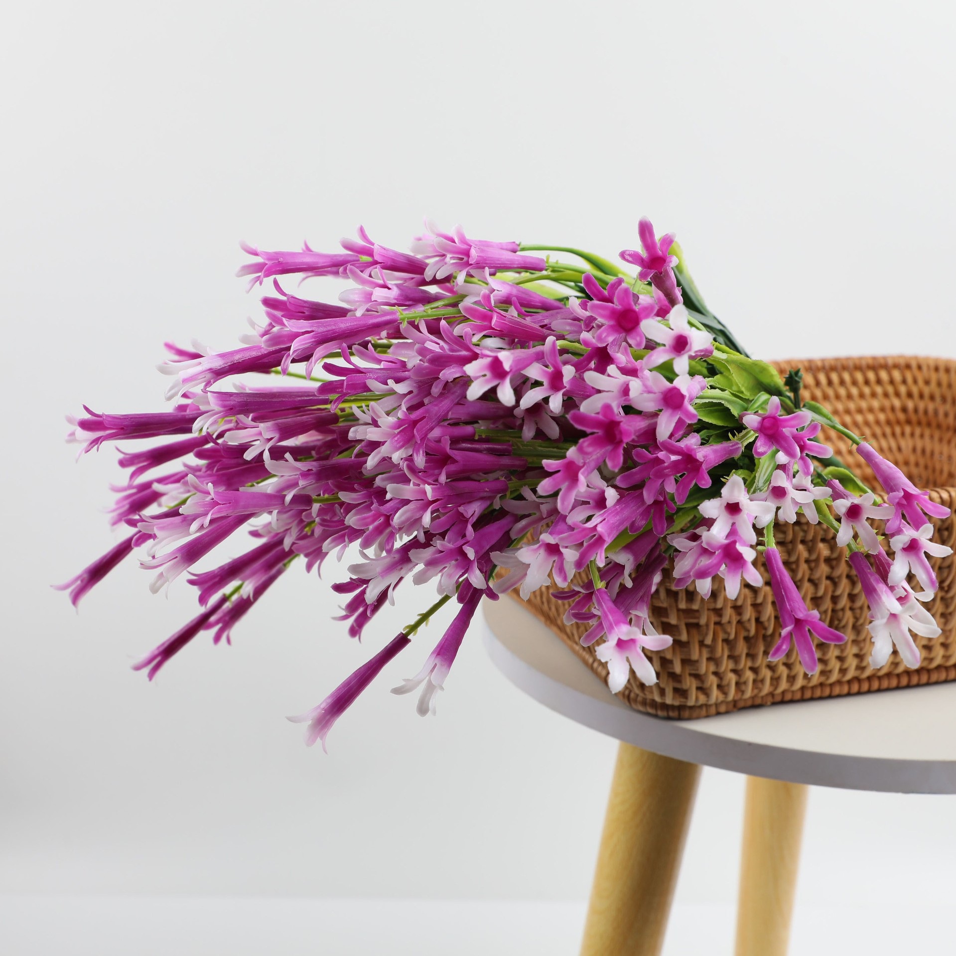 Simulación de plantas acuáticas plástico hierba de primavera flor violeta serigrafía hierba de primavera de cinco cabezas pequeña margarita flor falsa accesorios decorativos al por mayor