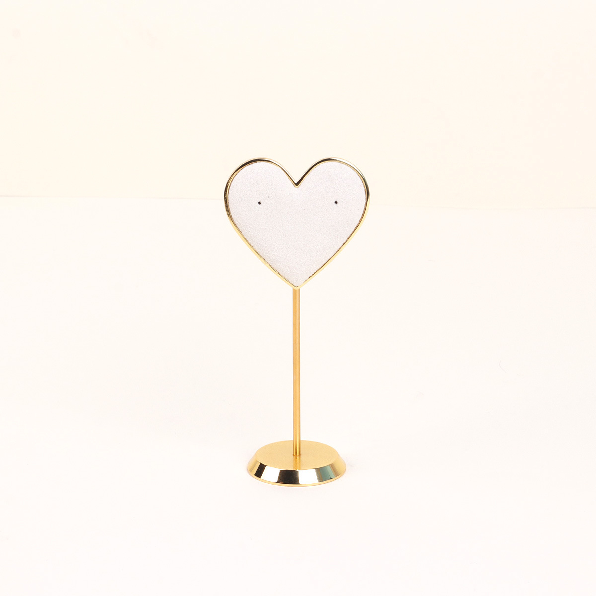 �������˰���Բ�׶���չʾ�ܶ��������������ɼܳ��м���Ʒ�ڼ�