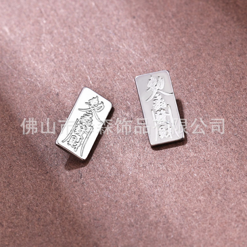 Silver pointed spike labret stud material detail