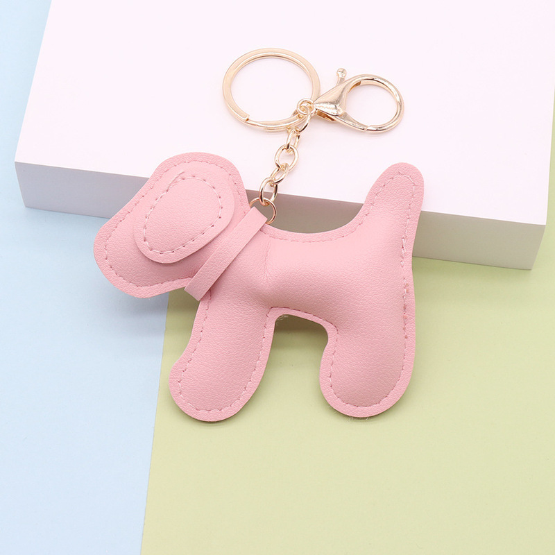 多色の創意的な子犬の鍵は革の掛け物を掛けます。|undefined