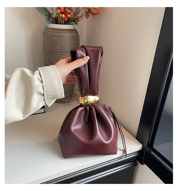 A high-end, niche and quirky small bag for women's autumn and winter 2025 new retro pleated mini bucket bag full figure