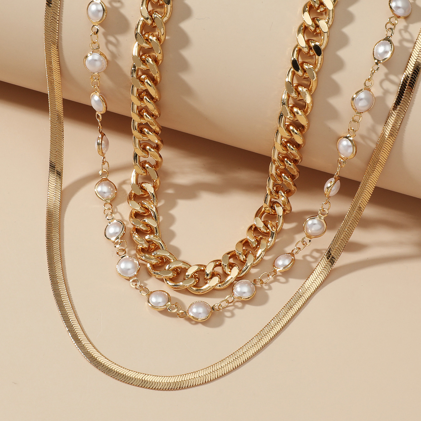 Collier multicouche en perles et chaînes style élégant_voghion.com