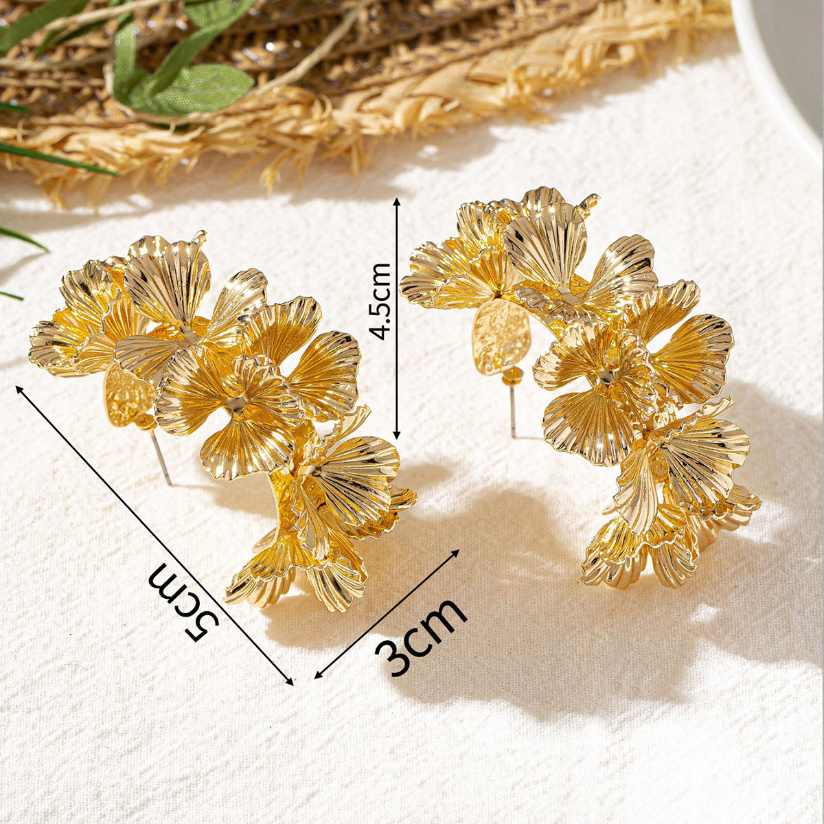 Europa y los Estados Unidos nuevos aretes exagerados de comercio exterior personalidad de aleación gran aretes de cestas de flores aretes de flores en forma de C dulce de alto nivel