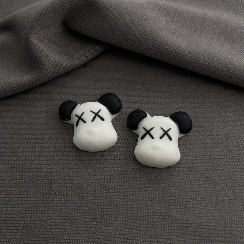 검은 귀 흰 얼굴 폭력적인 곰 머리