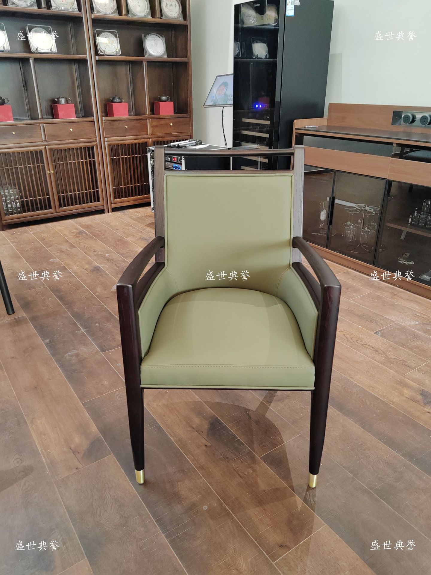Zhenjiang international hotel mesa de comedor eléctrica de madera sólida y silla recepción interna de la empresa silla de comedor de madera sólida restaurante nueva silla China pic 1