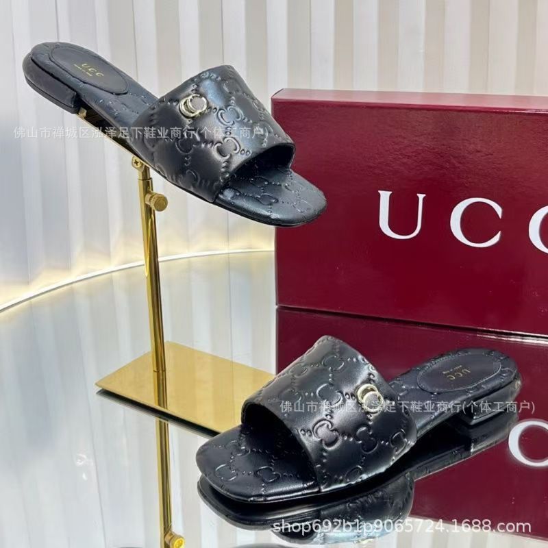 G2026 nuevo fondo plano estampado una palabra zapatillas frías letras antideslizantes casuales zapatillas de playa clásicas zapatillas de mujer