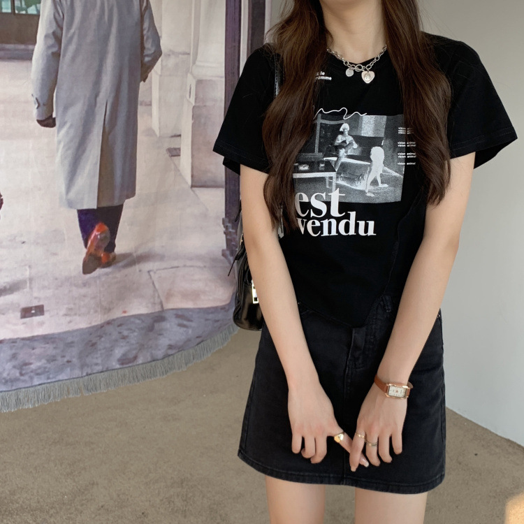 Diseño de manga corta Camiseta para mujer verano 2023 nuevo slim fit adelgazante corto chica caliente estudiante superior ropa de mujer al por mayor
