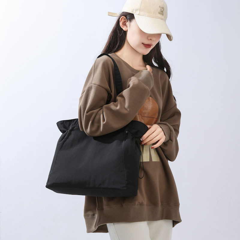 Women's Medium Nylon Solid Color Basic Classic Style Zipper Tote Bag display picture 16