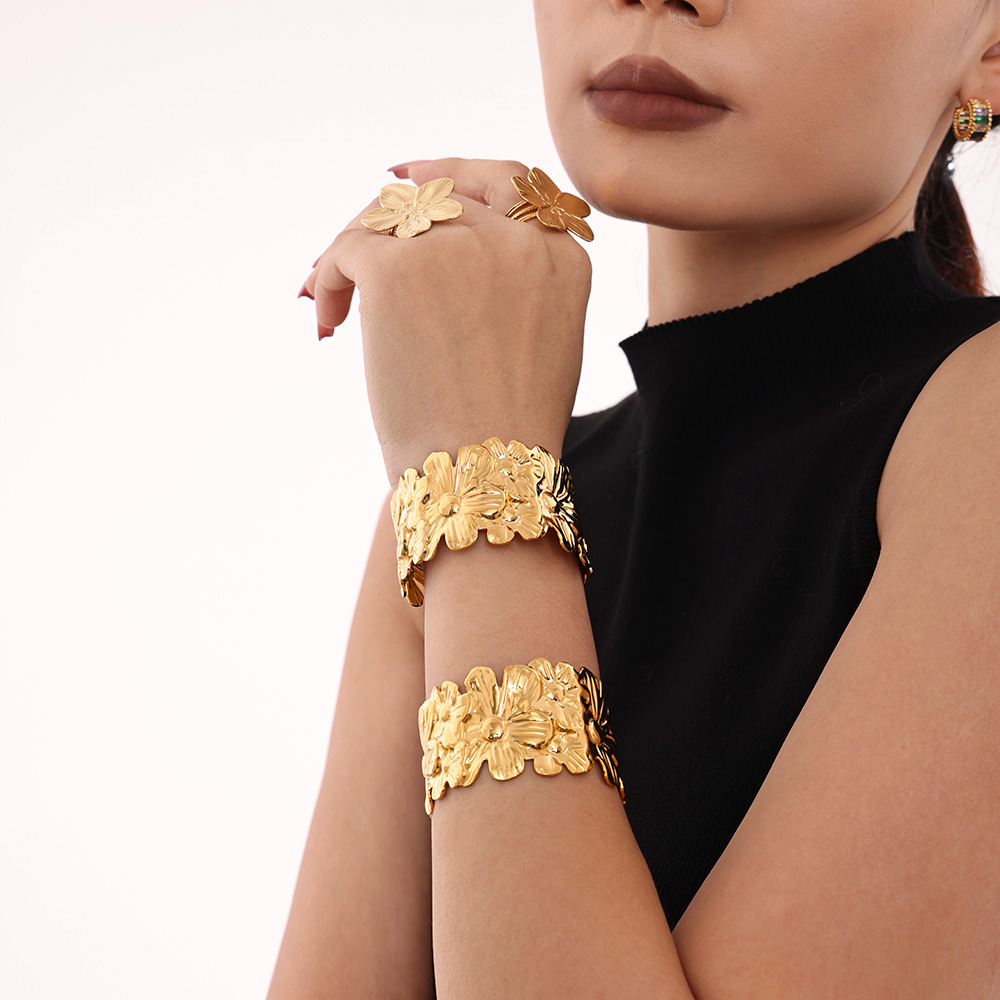 Square Sugar French Fashionable Exquisite Retro Pattern Wide Open Bracelet Titanium Steel Material Bracelet_voghion.com