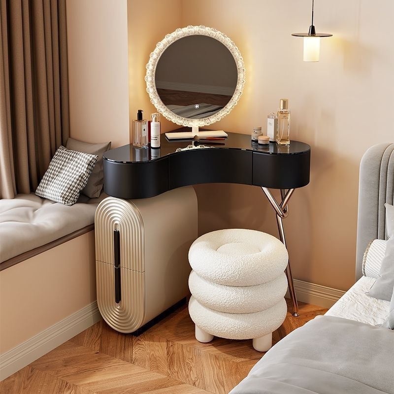 Mini estilo italiano arco armario de tocador en una pequeña esquina de dormitorio triangular mini mesa de maquillaje de lujo