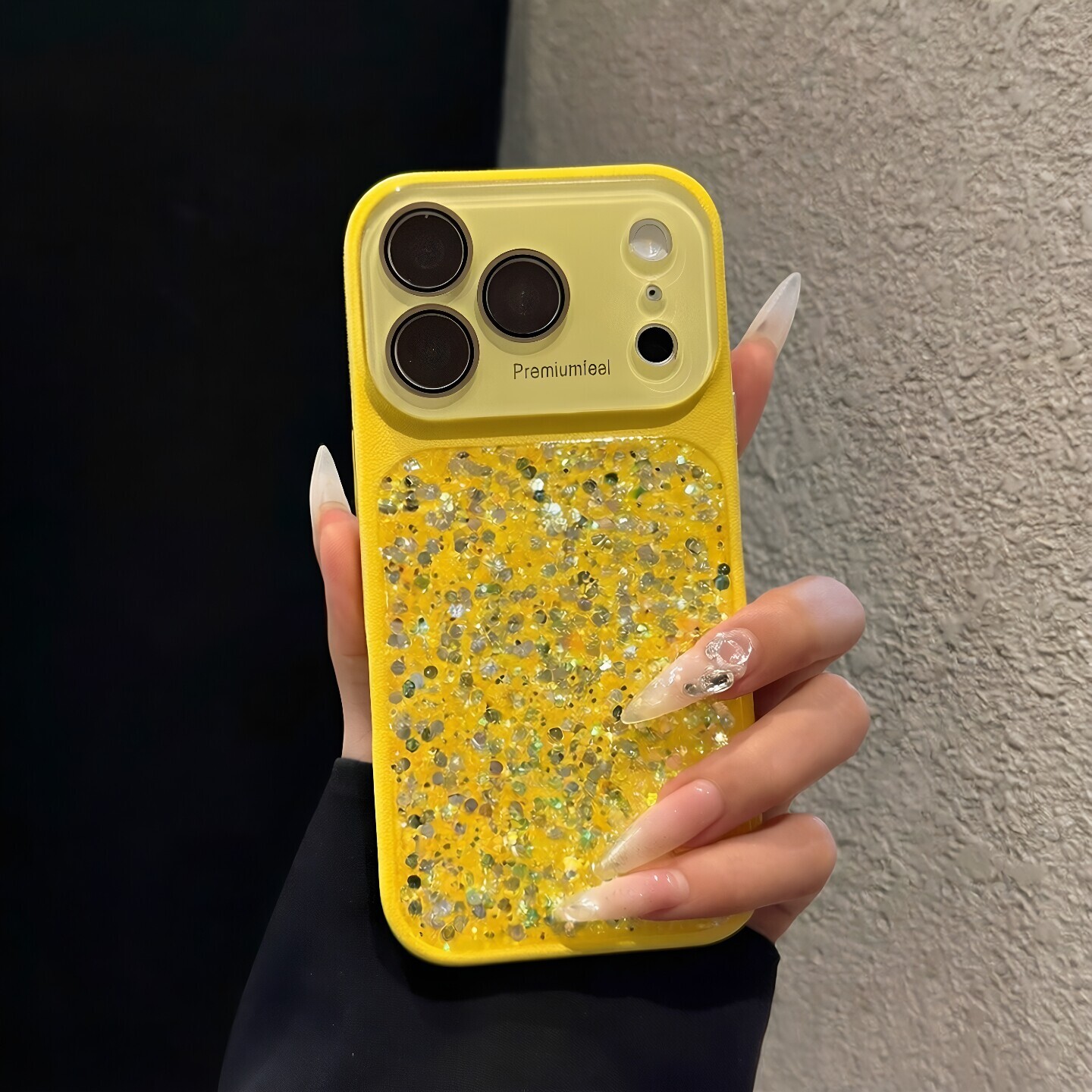 iPhone 17 Pro Max va Apple 16 Pro telefonlari uchun sutli sariq rangli rinstone epoksi katta oynali linza plyonkasi uchun mos keladi.