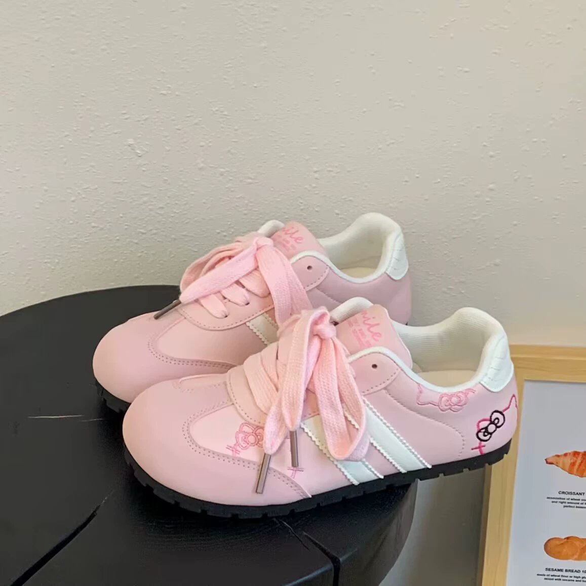 Женские летние кроссовки KT с вышивкой кота, морально-наглядные, 2025 года, новые корейские, универсальные, повседневные, белые.