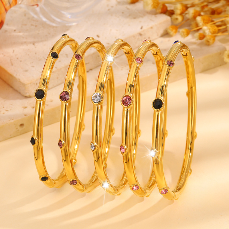 Mujeres de acero inoxidable diez pulseras de perforación galvanizadas de alta calidad 18k oro de moda pulseras de lujo ligeras joyas personales versátiles