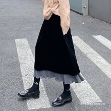 松紧拼接撞色2025设计秋冬新款显瘦荷叶丝绒高腰黑色半身裙