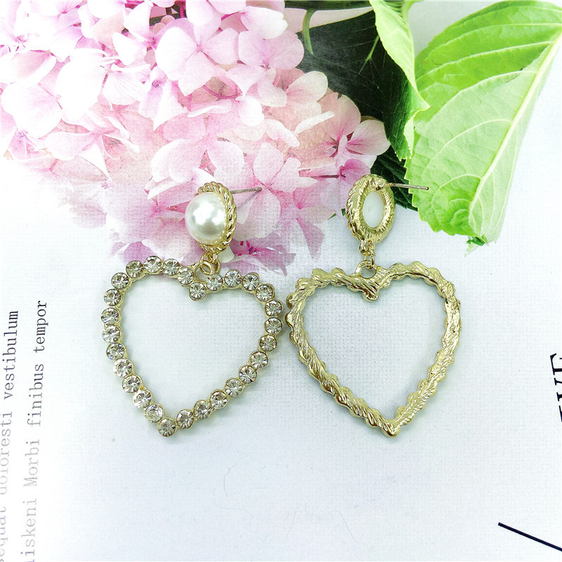 Love Pearl Fairy Temperament Retro French Trendy Niche Earrings display picture 2