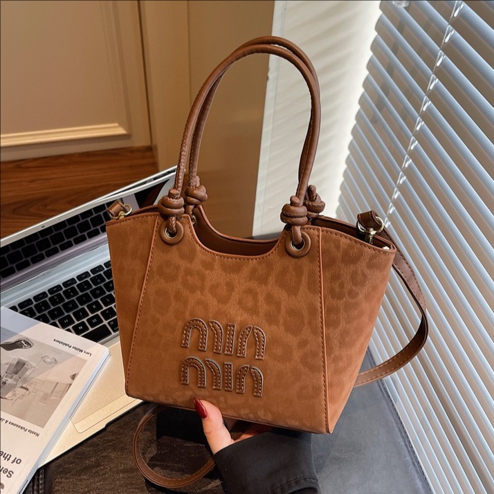 Leopardo transfronterizo de gran capacidad bolso de cubo portátil para mujeres otoño y invierno 2025 nuevo estilo coreano bolso de hombro de moda bolso de mochila