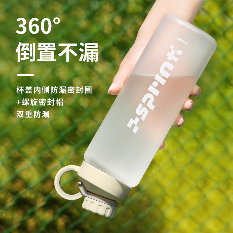 Taza de agua para hombres de gran capacidad de verano resistente a caídas resistente a altas temperaturas para mujeres con tabique de té de plástico portátil 2025 nueva taza deportiva