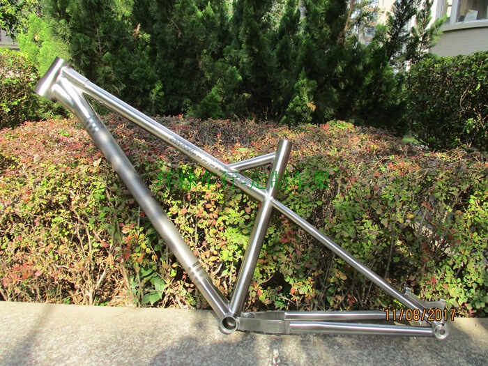 Titanium Alloy Snow Bike Frame with Tapered Head Tube, Titanium Alloy Mountain Bike Thru-Axle Frame, Customizable Titanium Alloy Wide-Tire Frame