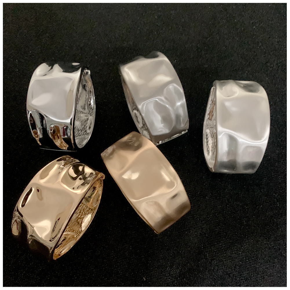 Cross-border manufacturers supplying wholesale personalized concave and convex metal-textured alloy open cuff bracelets in cold style directly to Europe and America.
