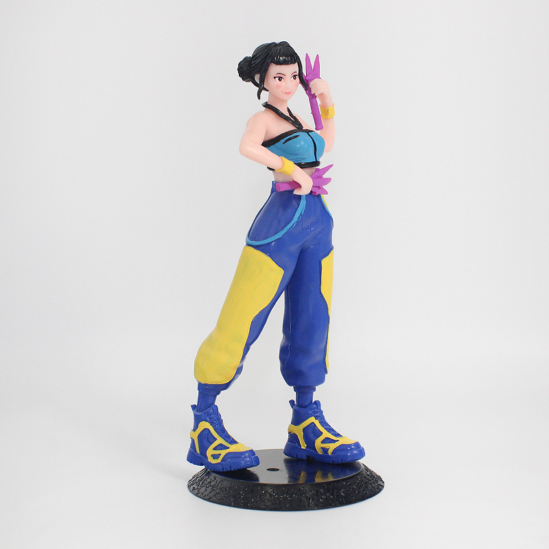 Versión dorada de la combinación de hombre de palo de madera extraño de costura, neumáticos de elefante ensamblados, todo divertido modelo de muñeca de decoración de escritorio