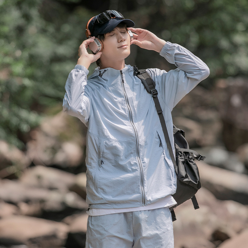 Ropa de protección solar al aire libre de montaña para hombres y mujeres de verano nueva seda de hielo delgada impermeable ropa de moda de protección solar pareja chaqueta encapuchada