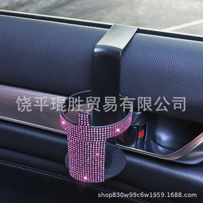国境を越えてドリルを入れる自動車の車載カップフレームのドアにドリル式カップシートの吹出口カップフレームの棚の窓がついている|undefined