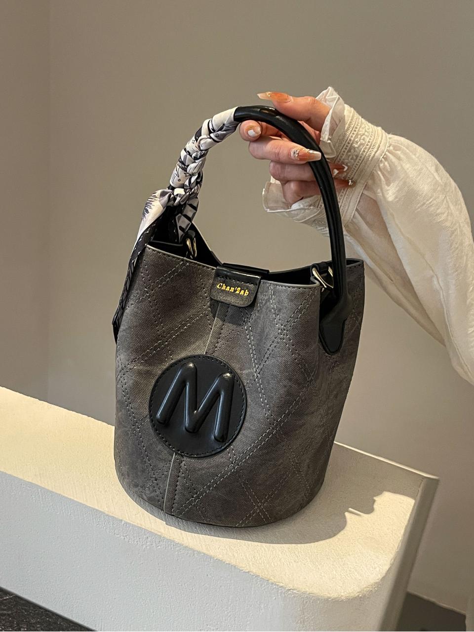 Bolso de cubo para mujer 2025 nuevo bolso de mano de estilo explosivo de color en contraste transfronterizo de moda bolso de mensajero de un solo hombro con textura de alta gama retro