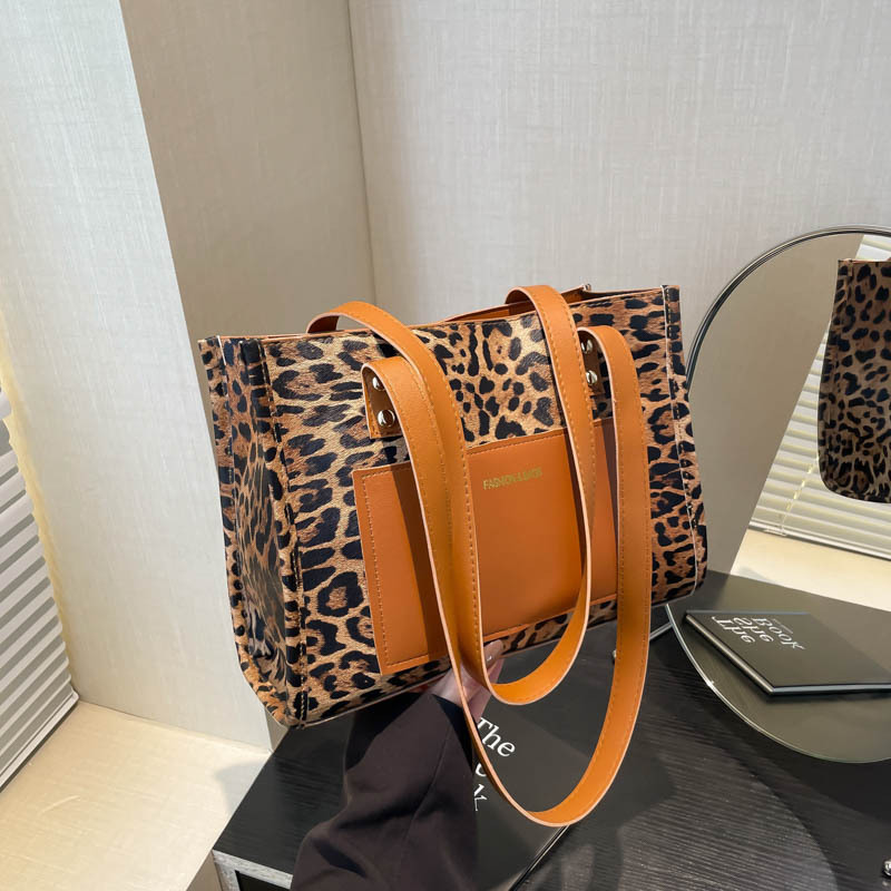 Bolsa de mano de moda retrógrada para mujeres, nuevo tipo de viaje al trabajo, bolso de hombro de impresión de leopardo de gran capacidad, bolso de mujer de empalme 2024