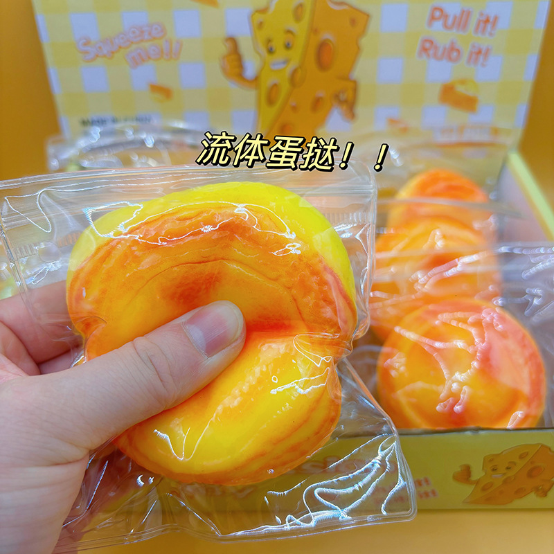 Desahogue la tarta de huevo de mochi fluida de rebote lento, pellizque, descompresión creativa, comida de imitación, carpincho de dibujos animados, Kapibala