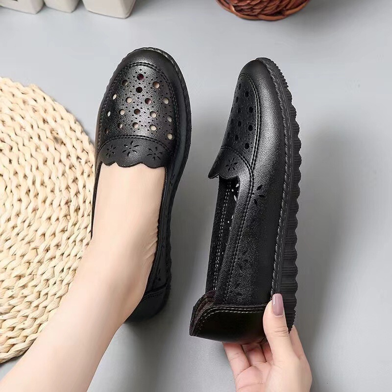 Hollow-out breathable mom shoes women's summer hole shoes comfortable breathable middle-aged and elderly single shoes soft leather soft bottom elderly shoes