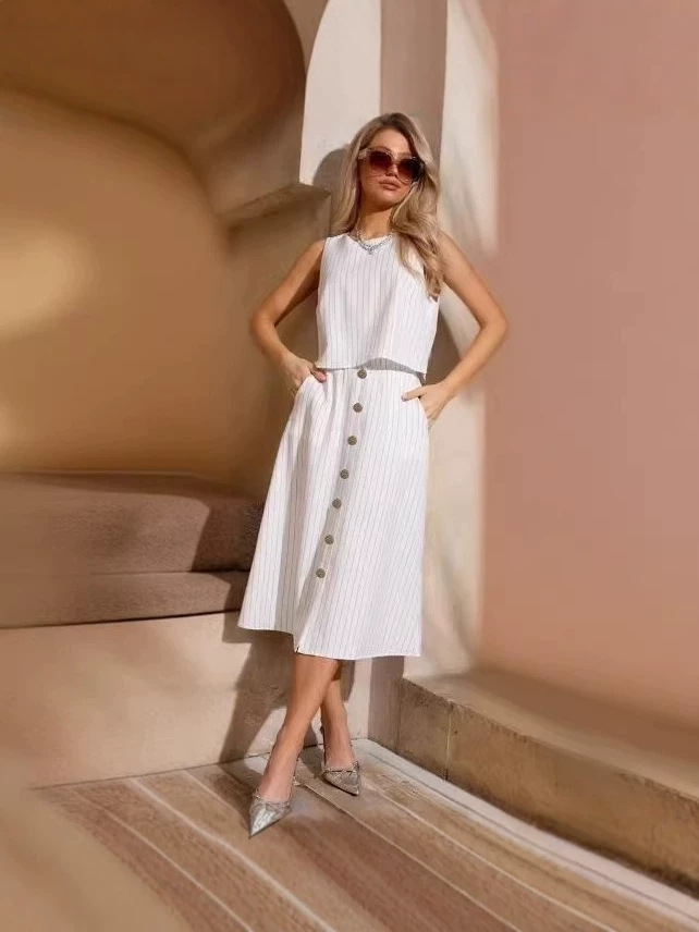comfortable solid color design set for leisure with a round collar