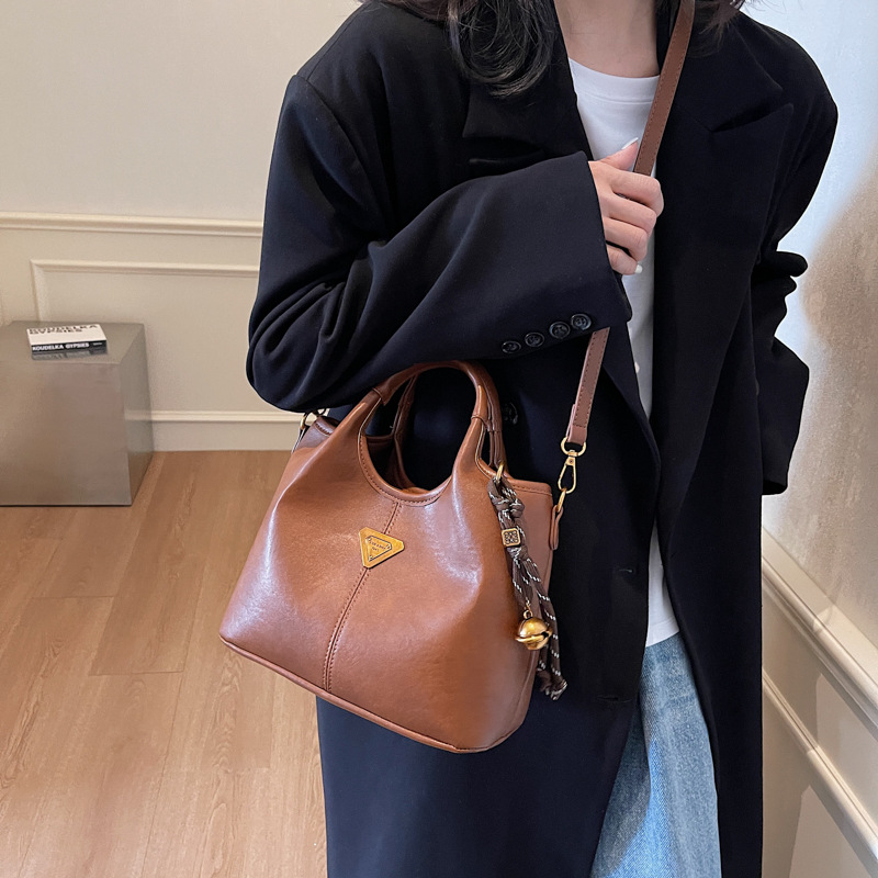 Bolsa de cubo de mano de moda casual para mujeres 2024 invierno nuevo estilo coreano retro alta sensación de moda bolso de hombro