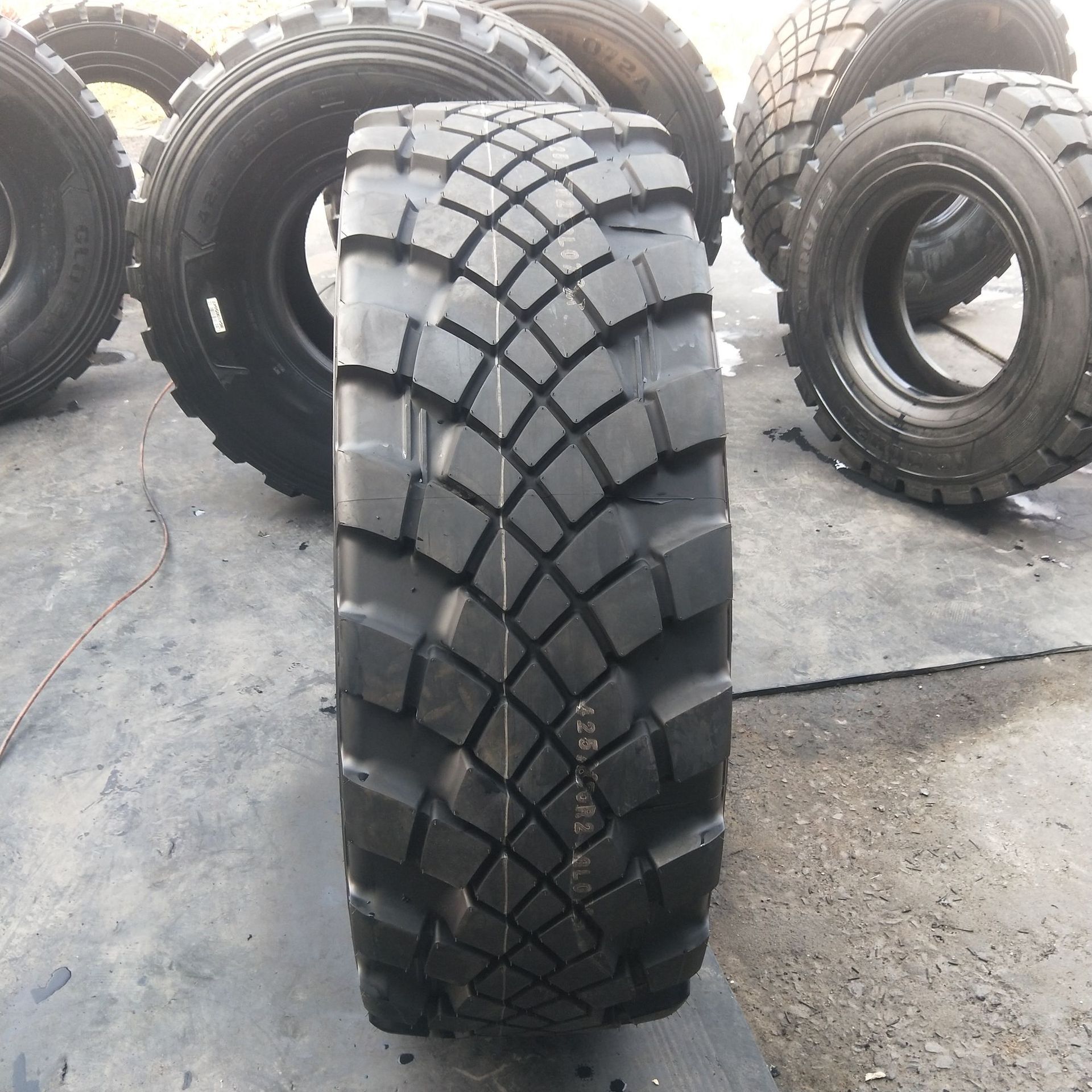 现货沙漠运输卡车越野轮胎425/85R21油罐车真空轮胎24R20.5 24R21