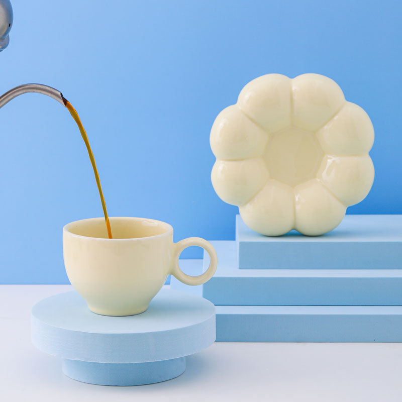 Venta caliente transfronteriza girasol taza de café y platillo traje lindo flor creativa Taza de cerámica y platillo té de la tarde té perfumado juego de té