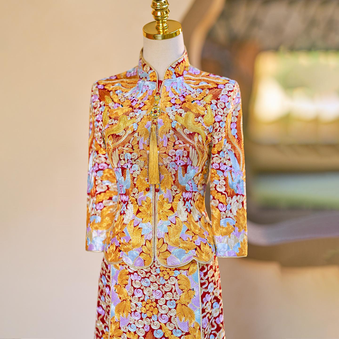 Traditional Chinese Wedding Dress with Golden Dragon and Phoenix Design for Bride 2025 New Style