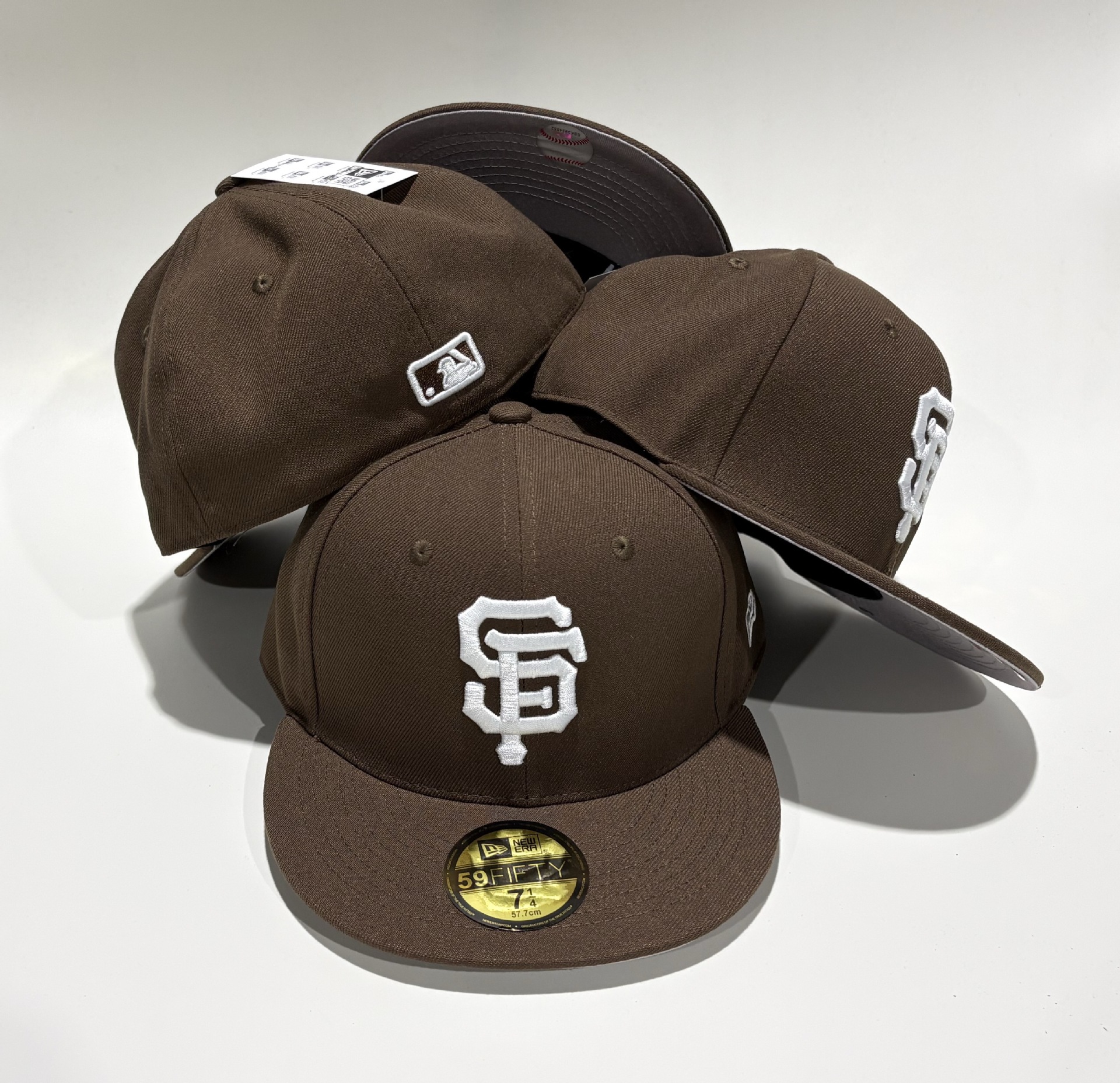 Transfronterizos de alta calidad totalmente cerrados no ajustables bordados sombreros de béisbol comercio exterior sombreros de sombreros para hombres y mujeres sombreros de borde plano al por mayor