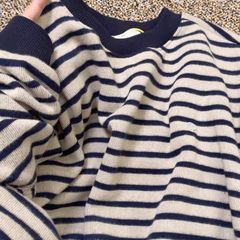 アメリカのレトロな丸首のゆったりしたストライプのニットの女性の秋冬の中に底のセーターの高級感があります。