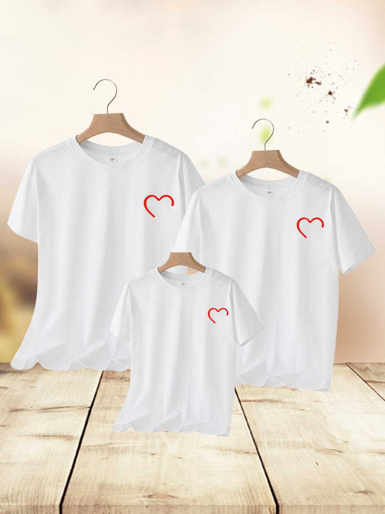 Conjuntos Familiares a Juego de la Familia Klein para una Familia de Tres Personas, Conjuntos Familiares con Estampado de Corazones a Rayas de Verano, Uniformes Escolares Nuevos para el Jardín de Infancia 2025