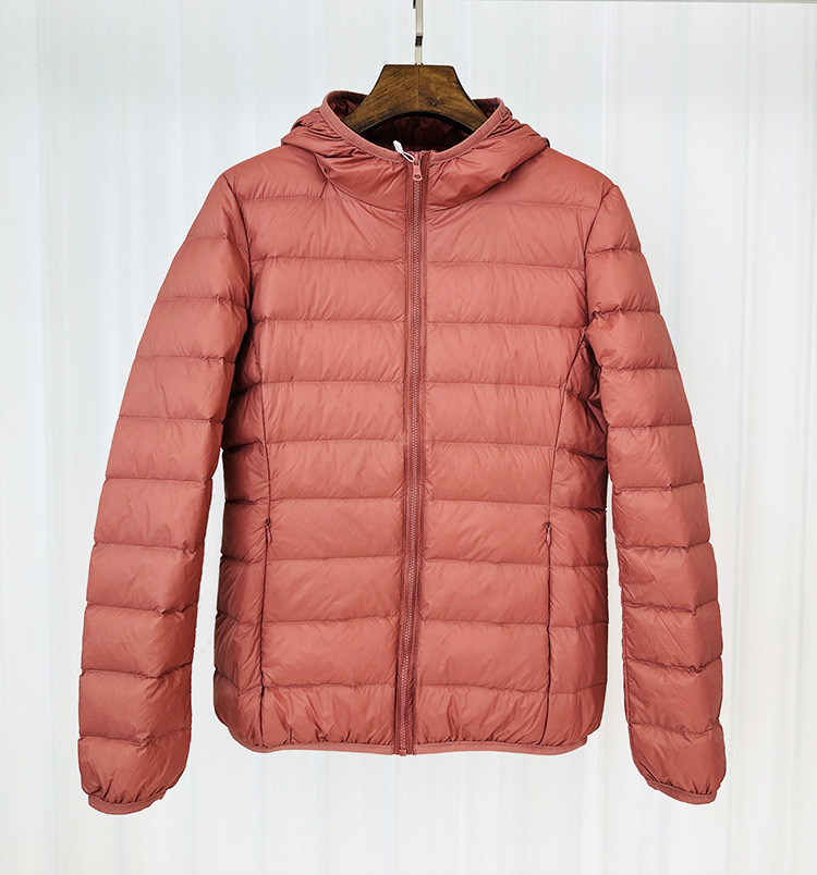 Chaqueta de plumón ligera para mujeres otoño y invierno 2025 nueva chaqueta de plumón de costillas con capuchón corto conveniente para almacenar chaqueta pequeña