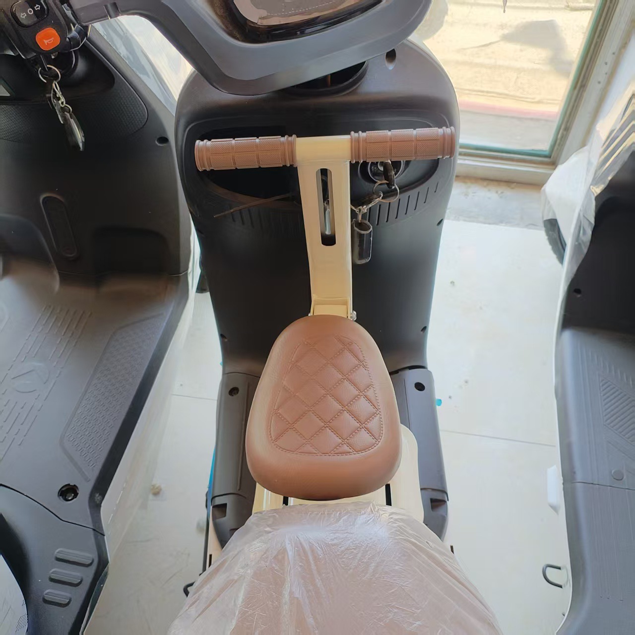 Manufacturer wholesale electric vehicle front-mounted child seat, foldable child baby electric motorcycle armrest stool safety seat