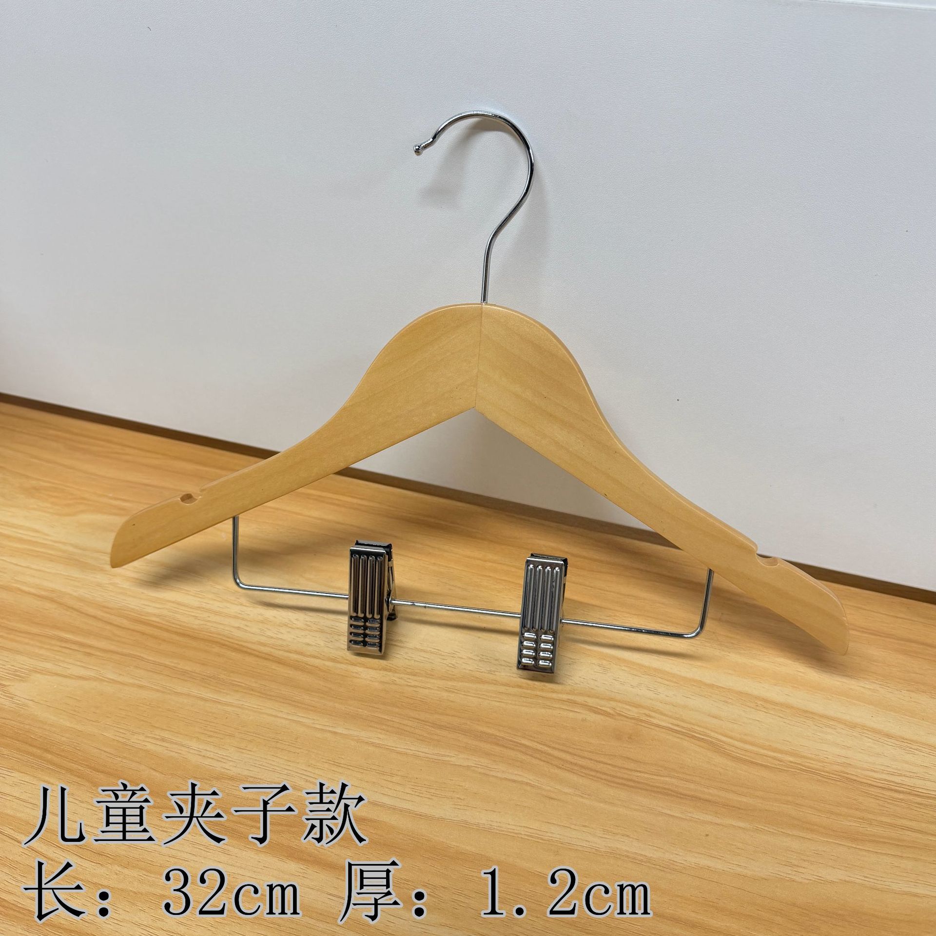 Percha de madera maciza soporte de ropa antideslizante sin costuras almacenamiento perchero de madera tienda de ropa para el hogar colgante de ropa de hotel al por mayor clip para pantalones